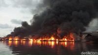 Foto: Kebakaran kapal nelayan di Pelabuhan Muara Baru. (Farih-detikcom)