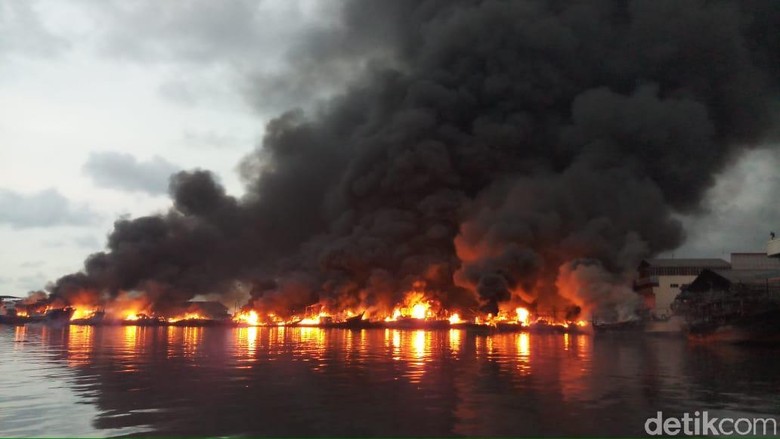 18 Kapal Nelayan Terbakar di Pelabuhan Muara Baru, Api Belum Padam