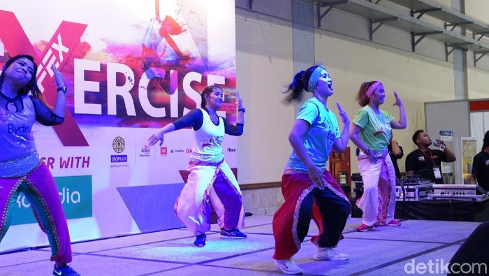 Serunya senam bollyd mengikuti musik India. (Foto: Ayunda Septiani/detikHealth) Serunya senam bollyd mengikuti musik India. (Foto: Ayunda Septiani/detikHealth)