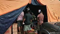 Selain itu, tim tersebut juga memberikan pelayanan kebutuhan makan dan kesehatan di 4 titik pos lapangan dan pengungsian yaitu, di Poskopad Furia, Komplek Pasar Yatefa, Komplek Organda dan SMU 4. Wali Kota Jayapura telah meninjau lokasi terdampak. Pemkot Jayapura tidak menetapkan status Tanggap Darurat karena saat ini status daruratnya masih transisi darurat ke pemulihan sejak tanggal 8 Januari 2019 sampai dengan 8 April 2019, katanya. (Foto: dok. BNPB).