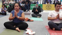 Ini adalah duduk sukasana yang merupakan pose awal yoga. Pose dilakukan dengan duduk melipat kaki atau bersila sambil menjaga punggung tetap tegak namun santai. (Foto: Rosmha Widiyani/detikHealth)