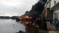 Foto: Warga ramai berkumpul melihat kebakaran itu. Garis polisi pun dipasang di lokasi. (Farih-detikcom)