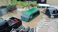 Ketinggian banjir bervariasi antara 0.5-1,5 meter, kata Sutopo dalam keterangan tertulisnya, Sabtu (23/2/2019). Tidak ada korban jiwa dari kejadian ini. Sementara kerusakan akibat banjir dan longsor tersebut masih dalam pendataan. Warga terdampak sebanyak 1.300 KK, katanya. (Foto: dok. BNPB).
