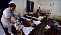Sekitar 200 orang lainnya kini dirawat di sejumlah rumah sakit salah satunya di RS Golaghat. REUTERS/Anuwar Hazarika.