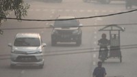 Kabut asap pekat yang berasal dari karhutla menjadi ancaman besar bagi kesehatan warga Kota Dumai dan otoritas kesehatan setempat menemukan sebanyak 180 kasus per hari pada pasien yang terinfeksi saluran pernafasan atas (ISPA). ANTARA FOTO/Aswaddy Hamid.