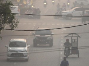 Potret Pekatnya Asap yang Mengepung Dumai dari Lensa Drone