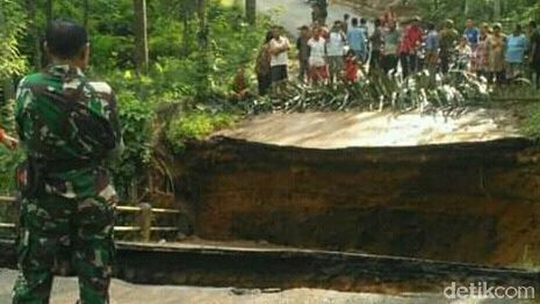 Jembatan Penghubung Antar Kabupaten di Trenggalek Putus Total Jembatan Penghubung Antar Kabupaten di Trenggalek Putus Total