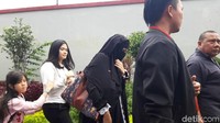 Tak datang sendirian, tapi Mulan bersama dengan Safeea Ahmad dan Tyarani Nugraha.  Foto: Hilda Meilisa Rinanda/ detikHOT