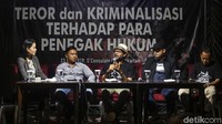 Direktur Eksekutif Lokataru Haris Azhar menyampaikan paparannya.