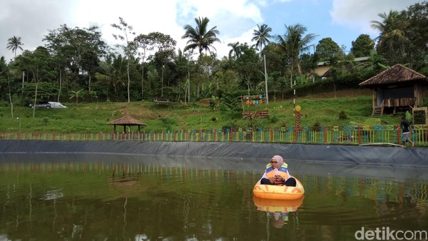 Keseruan pasti terdengar dari tawa para penumpang perahu. Itulah beberapa fasilitas embung (Aji Kusuma/detikTravel) Keseruan pasti terdengar dari tawa para penumpang perahu. Itulah beberapa fasilitas embung (Aji Kusuma/detikTravel)