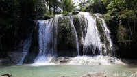 Tak lengkap bila tidak berswafoto ria dengan background air terjun yang cukup deras ini. (Pradito Rida Pertana/detikTravel)