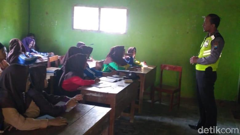 Inspiratif, Dua Polisi Nganjuk Mengajar di Sekolah Tanpa Upah Inspiratif, Dua Polisi Nganjuk Mengajar di Sekolah Tanpa Upah