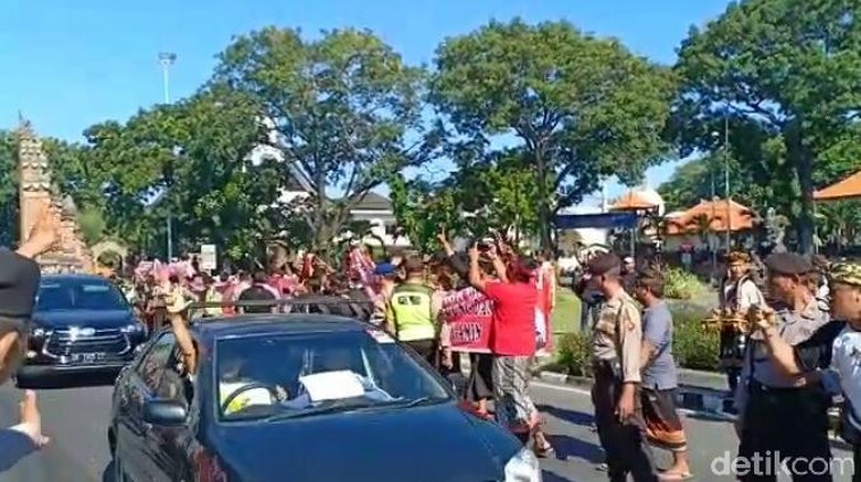 Tiba di Bali, Sandiaga Disambut Spanduk Bali Basis Jokowi-Amin Tiba di Bali, Sandiaga Disambut Spanduk Bali Basis Jokowi-Amin