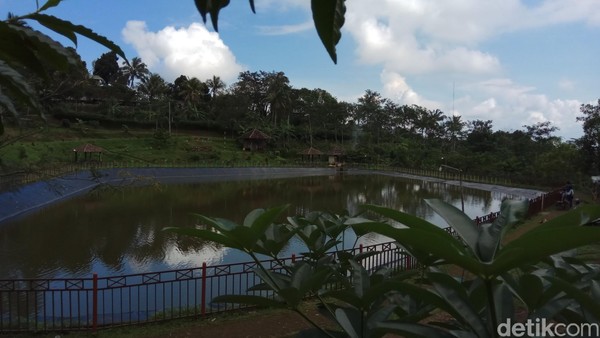 Semula Embung Sebligo hanya difungsikan untuk irigasi sawah dan perkebunan. Hingga kini tidak ada pungutan biaya masuk ke Embung Sebligo (Aji Kusuma/detikTravel) Semula Embung Sebligo hanya difungsikan untuk irigasi sawah dan perkebunan. Hingga kini tidak ada pungutan biaya masuk ke Embung Sebligo (Aji Kusuma/detikTravel)