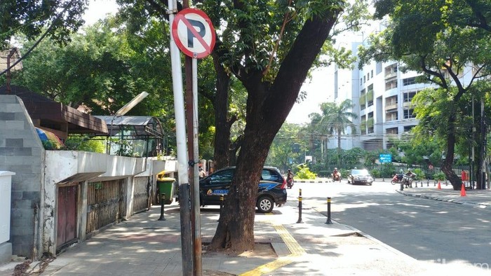 Parkir Liar di Jalan Mahakam Jakarta Selatan
