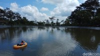 Panorama asri menjadi sajian Embung Sebligo. Pepohonan hijau tumbuh menjulang, bahkan di atas embung ada gudang kopi peninggalan Belanda (Aji Kusuma/detikTravel)