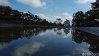 Suasana di sekitaran embung terasa sejuk dan asri. Dimulai dari sawah terasering hingga hilir mudik petani dengan hewan gembalanya bisa ditemui di sini (Aji Kusuma/detikTravel)