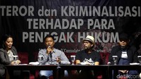 Para pembicara memaparkan pandangannya dalam diskusi Teror dan Kriminalisasi Terhadap Para Penegak Hukum di Jakarta, Sabtu (23/2/2019).