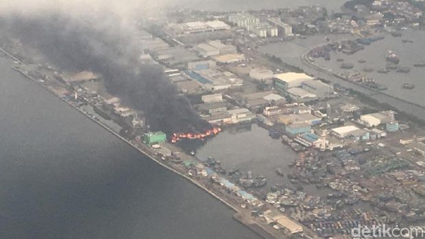 Begini Penampakan Kapal Nelayan yang Terbakar di Muara Baru dari Udara