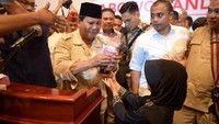 Dalam surat itu, Gendis menuliskan harapannya agar Prabowo jadi presiden. Setiap selesai salat, Ndis selalu mendoakan agar bapak  menjadi presiden di sujud terkahir Ndis, tulis Gendis dalam suratnya. (Foto: Dok. BPN Prabowo-Sandiaga)