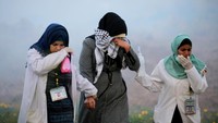 Polisi Israel menghujani mereka dengan tembakan gas air mata. REUTERS/Ibraheem Abu Mustafa.