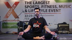 Aksi Anjasmara di Atas Matras Yoga, Beneran Bikin Adem!