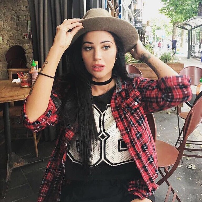 Sesuatu yang aku sesali. Tapi ketika aku membuatnya, aku belum terkenal, aku berada dihubungan selama dua tahun dengannya dan aku mempercayainya, ungkap Tulisa.  Foto: dok. Instagram (@tulisasinstagram)