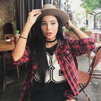 Sesuatu yang aku sesali. Tapi ketika aku membuatnya, aku belum terkenal, aku berada dihubungan selama dua tahun dengannya dan aku mempercayainya, ungkap Tulisa.  Foto: dok. Instagram (@tulisasinstagram)