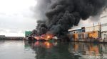 Penampakan Kebakaran Kapal Nelayan di Muara Baru