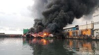 Foto: Kebakaran kapal nelayan di Pelabuhan Muara Baru. (Farih-detikcom)