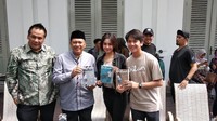 Mang Oded kala berfoto bersama pemain Dilan 1991. (Dony Indra Ramdhan/detikHOT)