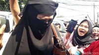 Mulan Jameela yang bercadar hitam tampak menjenguk suaminya, Ahmad Dhani hari ini.  Foto: Hilda Meilisa Rinanda/ detikHOT