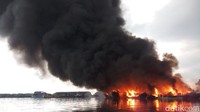 Foto: Pantauan detikcom di lokasi pukul 17.56 WIB, Sabtu (23/2/2019), api masih terlihat besar di kapal-kapal. Tampak Kepulan asap hitam tebal. (Farih-detikcom)
