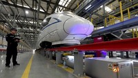 Layaknya seorang teknisi handal, robot-robot ini memindai dan memeriksa bagian bawah kereta peluru. Keren ya? Istimewa/Xinhuanet/Li An.