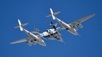 Pesawat yang dibawanya, SpaceShip Two VSS Unity kemudian dilepaskan di ketinggian sekitar 13 kilometer. Foto: Reuters