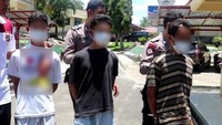 Foto: M (45) ayah serta dua anak lelakinya berinisial SA (24) dan adik berinisial YF (15) ditangkap karena menyetubuhi korban perempuan berinisial AG (18) yang merupakan anak kandung dan adik serta kakak pelaku. Dok. Polres Tanggamus