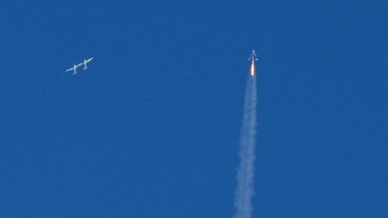 Pesawat yang dibawanya, SpaceShip Two VSS Unity kemudian dilepaskan di ketinggian sekitar 13 kilometer. Foto: Reuters