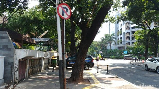 Duh! Trotoar di Jalan Mahakam Jaksel Malah Jadi Tempat Parkir Mobil