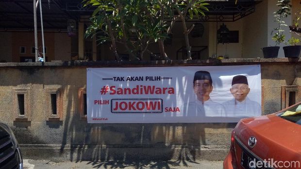 Tiba di Bali, Sandiaga Disambut Spanduk 'Bali Basis Jokowi-Amin'