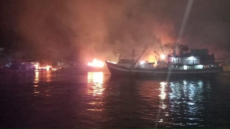 Sudah 6 Jam, Kebakaran Kapal-kapal di Muara Baru Belum Padam Sudah 6 Jam, Kebakaran Kapal-kapal di Muara Baru Belum Padam