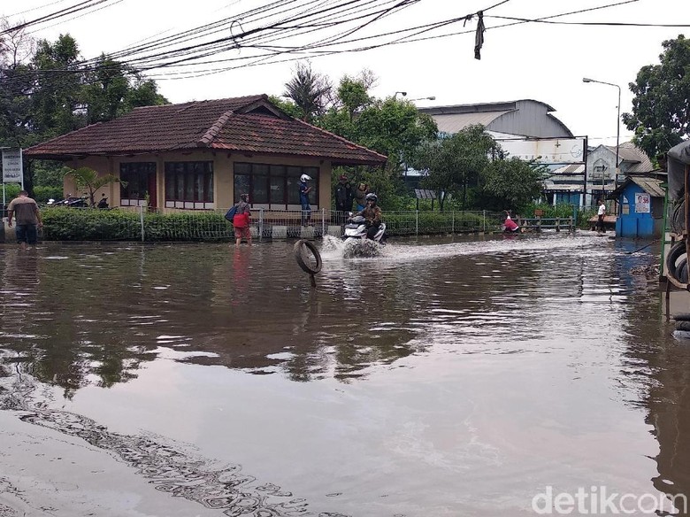 Banjir Sebetis Orang Dewasa Kembali Genangi Gedebage Bandung