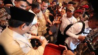 Gendis juga memberikan uang tabungannya untuk Prabowo. Uang itu dikumpulkannya dari hasil berjualan cokelat hingga puding di sekolah. (Foto: Dok. BPN Prabowo-Sandiaga)