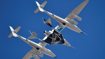 Pemandangan pesawat canggih tersebut yang dikembangkan Virgin Galactic bertahun-tahun lamanya. Foto: Reuters
