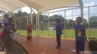 Pada bagian taman di sisi Jl Jawa barulah ada plang taman dan area multi fungsi 10x3 meter yang diberi kanopi. (Fitraya/detikTravel)