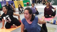 Berikut adalah kapotasana atau disebut pose burung dara (pigeon pose). Tujuan pose ini adalah meningkatkan fleksibilitas atau kelenturan seluruh tubuh. Seperti di foto, salah satu ujung tangan harus bisa menyentuh ujung kaki. (Foto: Rosmha Widiyani/detikHealth) 