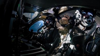 Pemandangan dari kabin VSS Unity di mana terlihat dua pilot di depan dan Moses mengapung di kabin belakang. Foto: Reuters