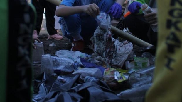Masyarakat sekitar diharap ikut menjaga kebersihan pantai.