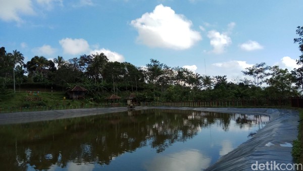 Berada di ketinggian 600 mdpl, nuansa khas desa sangat terasa saat memasuki pintu gerbang Desa Lerep menuju Embung Sebligo (Aji Kusuma/detikTravel) Berada di ketinggian 600 mdpl, nuansa khas desa sangat terasa saat memasuki pintu gerbang Desa Lerep menuju Embung Sebligo (Aji Kusuma/detikTravel)