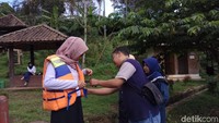 Pengunjung wajib mengenakan jaket pelampung yang sudah disediakan saat akan naik perahu. Yuk ke Embung Sebligo, akhir pekan ini (Aji Kusuma/detikTravel)