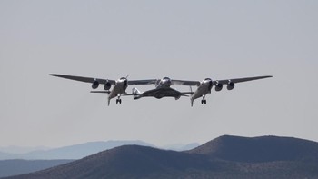 Pesawat pengangkut WhiteKnightTwo terbang dari landasan Mojave Air and Space Port di California. Foto: Reuters